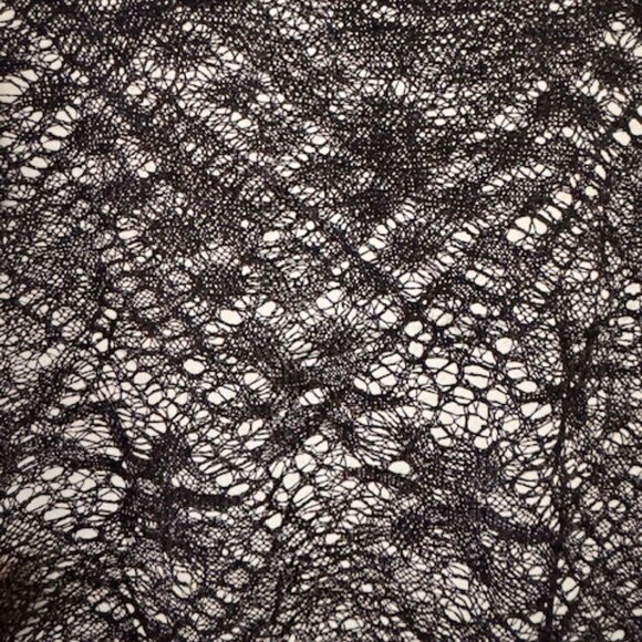 Poncho/Chal Tejido con Flecos (Lightweight black knitted poncho) - Picture 5 of 5